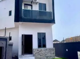 Luxury House In Lekki Lagos