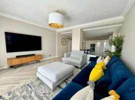 3 bed Garden Apt, Clifftop, sleeps 8 with parking and Lazy Spa