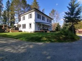 Belle grande maison 5 chambres au bord de la rivière avec activités