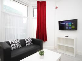 BARTON BEACHSIDE - Stylish Studio Apartment, Double & Single - Central Beach & Promenade Location - Over 21's, Family Friendly Only, ID Required，位于布莱克浦的酒店
