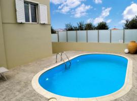 Villa Cool with Private Pool, Mountain & Sea View，位于Ayía Marína的度假屋