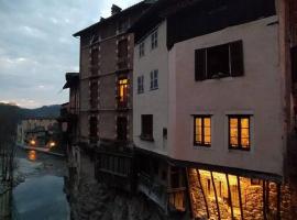 Maison suspendue avec jacuzzi privatif，位于鲁瓦昂地区蓬的酒店