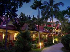 棕榈村酒店，位于拉威海滩普吉贝壳博物馆附近的酒店
