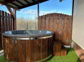 Całoroczny Domek Nad Jeziorem - Balia z Jacuzzi，位于Balewo的酒店