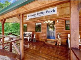 Cozy Cabin 3br, Hot tub, playset, Near Everything!，位于布罗肯鲍的酒店