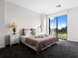 Woodforde 3BR house with an amazing view，位于Campbelltown的酒店