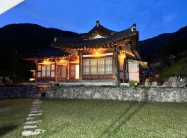 Wanju Hanok Pension Hyurim，位于Wanju的酒店