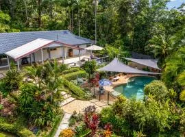 Petal and Palm - Coastal home surrounded by nature