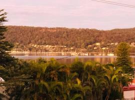 Brisbane waters cottage at Point Clare NSW，位于Point Clare的度假屋