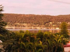 Brisbane waters cottage at Point Clare NSW，位于Point Clare的酒店