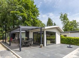 Nice chalet with dishwasher, surrounded by forest，位于德布尔特的度假屋