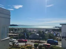 Art Deco Beauty on The Bay Hill