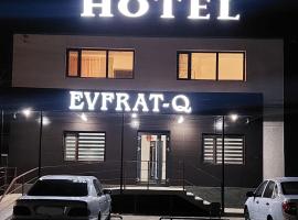 EVFRAT-Q，位于塔拉兹的带停车场的酒店
