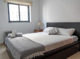 Brightest Room, Shared Bathroom Gzira，位于埃尔哥茨拉的酒店