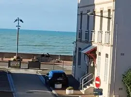 Appartement avec Balcon au 1er étage Vue latérale Mer à 50 mètres de la plage à Mers les Bains.