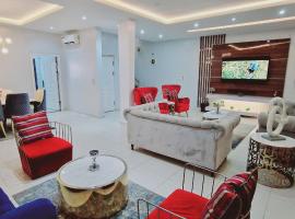 Luxury 3-Bed house in gated estate with pool Lekki，位于Maiyegun的度假屋