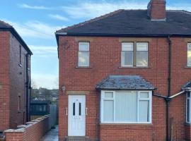 Cosy Semi-detached House To Stay In West Yorkshire，位于Heckmondwike的度假屋