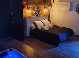 chambre romantique avec spa privatif，位于Ferrière-la-Grande的酒店