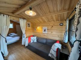 The Hideout Log Cabin near Klarälvsbanan and swimming area，位于Munkfors的酒店