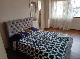 Departamento Gigante de 4 dormitorios. Ecualodge 23，位于昆卡的木屋