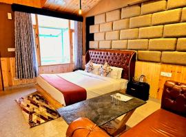 Hotel Old Manali - The Best Riverside Boutique Stay with Balcony and Mountain Views，位于马拉里的度假村