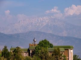 Heavens garden Resort & Spa，位于Oqtosh的酒店