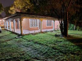 Casa familiar estilo colonial a metros del lago，位于圣贝纳迪诺的酒店