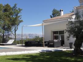 Villa contemporaine face à la Sainte Victoire，位于Belcodène的酒店