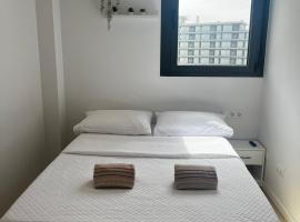 Confortable habitación doble - 2，位于圣阿德里安-德贝索斯的酒店