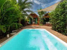 New 3BR Chalet-Style Villa Pasak Paradise 3, Private Pool, 10min grive to Laguna Phuket，位于Ban Pak Lak的木屋