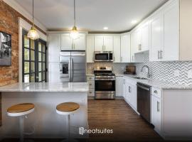 2BR Townhome with Parking - Walk to Stadiums & Downtown，位于卡温顿的分契式公寓