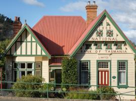 Derby Bank House- Heritage listed two bedroom old school B&B suite or a self contained cabin，位于Derby的酒店