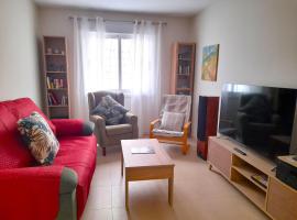 Apartamento con piscina cerca de la playa，位于加鲁查的酒店