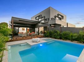 Modern Luxury Pool Oasis，位于巴迪纳的酒店