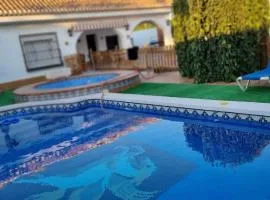 SE ALQUILA CHALET CON PISCINA Y YACUCCI