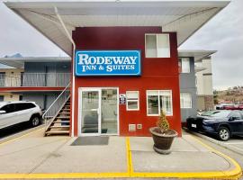 Rodeway Inn & Suites，位于坎卢普斯坎卢普斯机场 - YKA附近的酒店