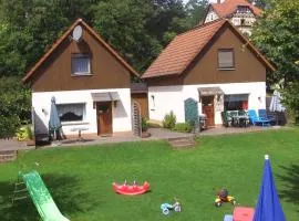 Kinderfreundliches-Ferienhaus-mit-grosser-Spielwiese