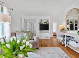 Stylish & Bright 4BR - Close To Whitworth，位于Nine Mile Falls的酒店