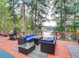 Incredible Home with Hot Tub, Bar and Clear Lake View!，位于Yelm的酒店