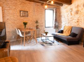 Immeuble 3 Apparts Centre historique St Gilles MaisoncarreeConciergerie，位于圣吉尔的酒店