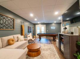 Gorgeous Modern Farmhouse w/Hot Tub & Pool Table，位于海伦的酒店