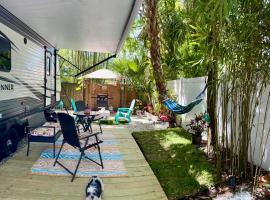RV Camper Paradise on the Wheels Near Clearwater Beaches，位于拉哥的酒店