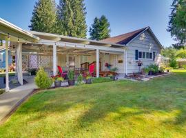 Charming Updated Retreat Walk to Lake Stevens!，位于Lake Stevens的酒店