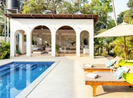 Villa Artjuna with private pool near Calangute，位于萨利加奥的带泳池的酒店