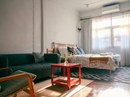 Artwork house good cozy apartment，位于Bang O的酒店