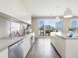Salt 17 Spacious 3BR Luxury Penthouse，位于索伦托的酒店