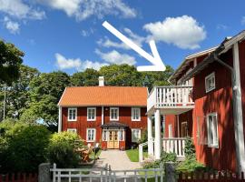Stort lantligt hus i idyllisk miljö，位于Huddungeby的度假屋