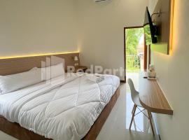 JENGGO Riverside Mitra RedDoorz near Kampung Inggris Pare，位于Pare的酒店