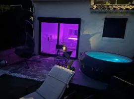 Belle chambre privée avec le jardin privatif et le jacuzzi