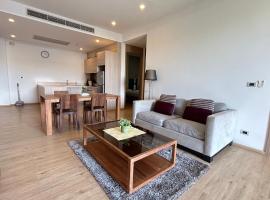 2 Bedroom Beachfront Apartment With Sea Views，位于迈考海滩的酒店